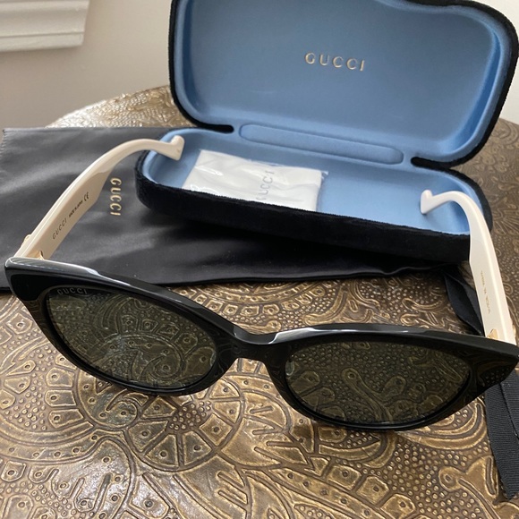 Gucci Black & Offwhite Sunglasses - Picture 4 of 4